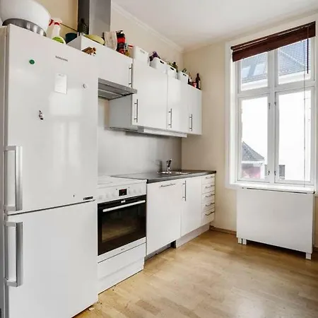 Modern And Beautiful Apt, Center, 4br