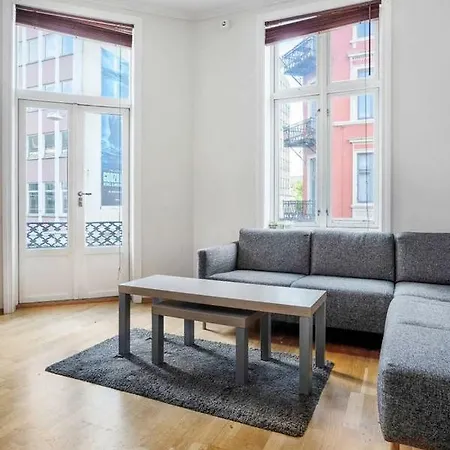 Modern And Beautiful Apt, Center, 4br