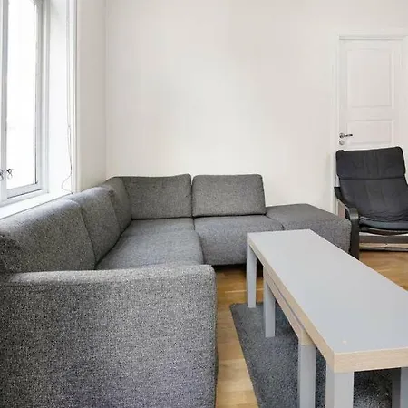 Modern And Beautiful Apt, Center, 4br Feriehus